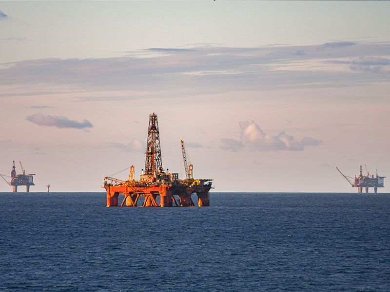 Petrol ve Gaz ile Açık Deniz Kurulumları | Dünyanın en kritik sektörlerini sıralama Image